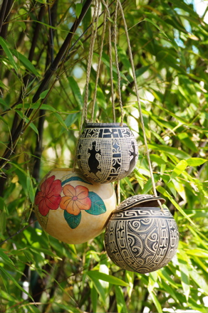 noix de coco avec sculpture et motifs peints noix de coco avec sculpture et motifs peints