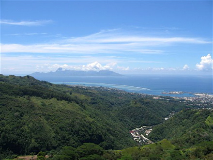 vue sur la vallée et l'île de Moorea vue sur la vallée et l'île de Moorea