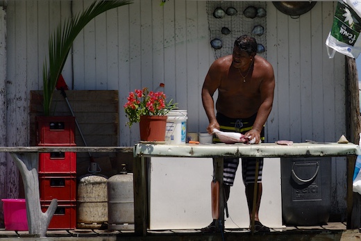 préparation du poisson pour le restaurant préparation du poisson pour le restaurant