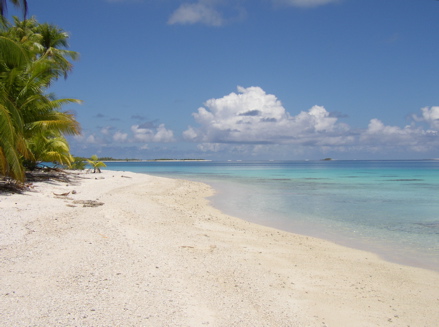 grande plage près du village de Fare